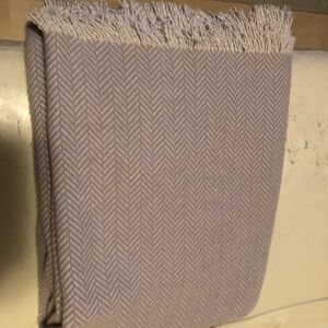 NWOT Johnston’s of Elgin lofty herringbone 100% cashmere throw in mauve